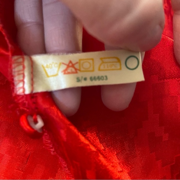 EUC Vtg Susan Van Heusen Women's Red Textured Button Up Blouse Top Shirt Size 10 - Picture 8 of 9